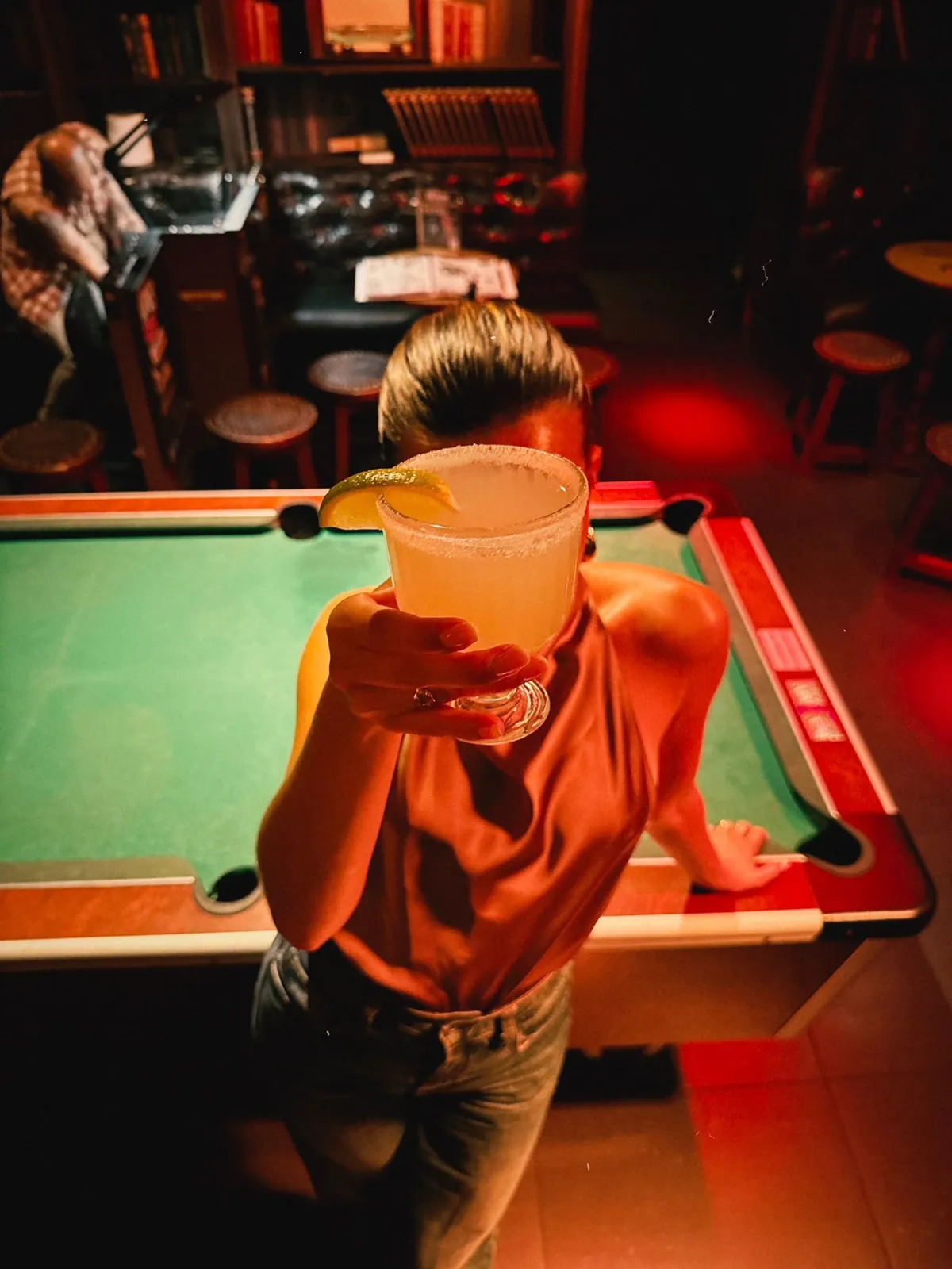 Un joueur penché sur le billard
