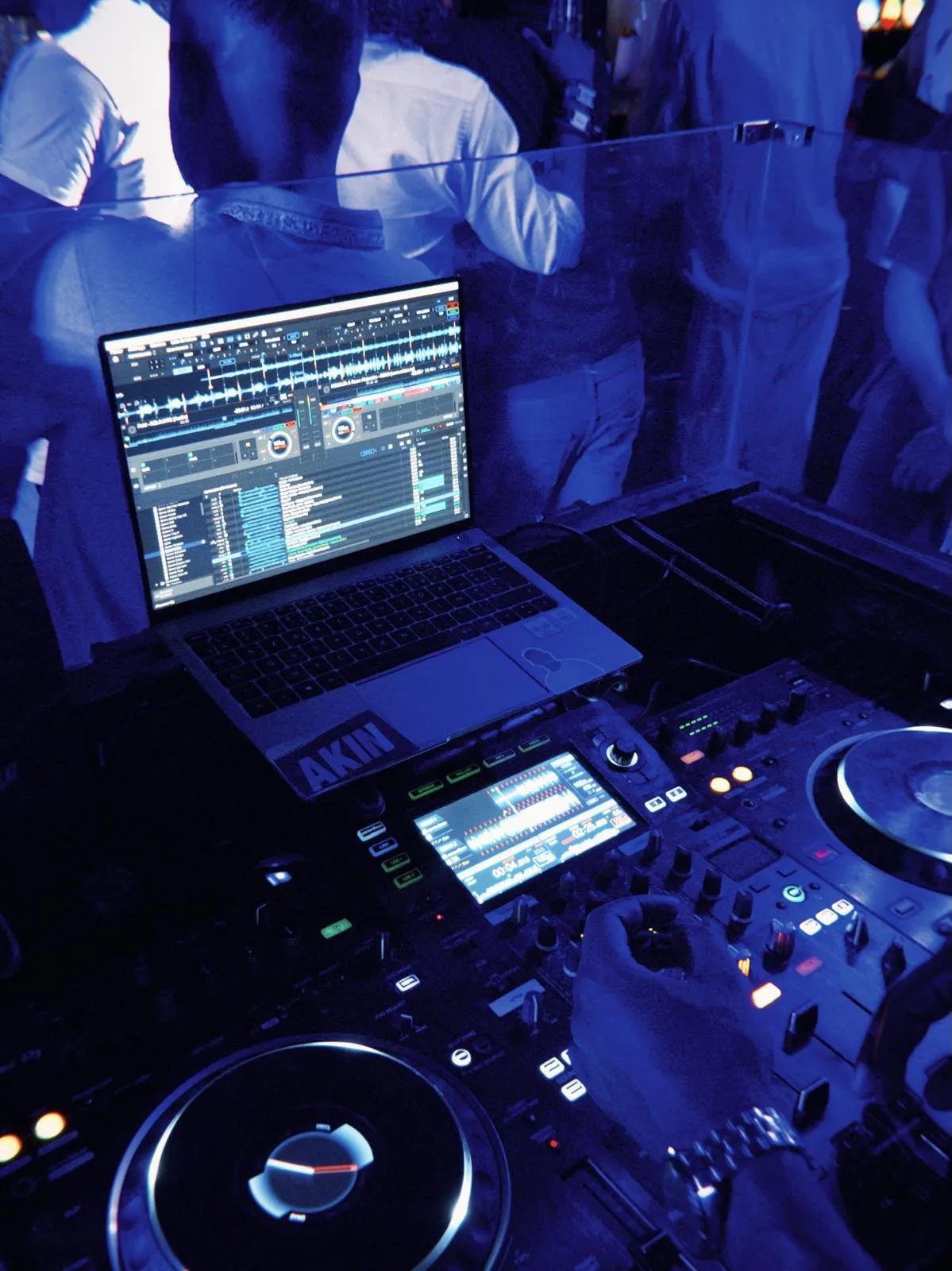 Le DJ booth en pleine soirée
