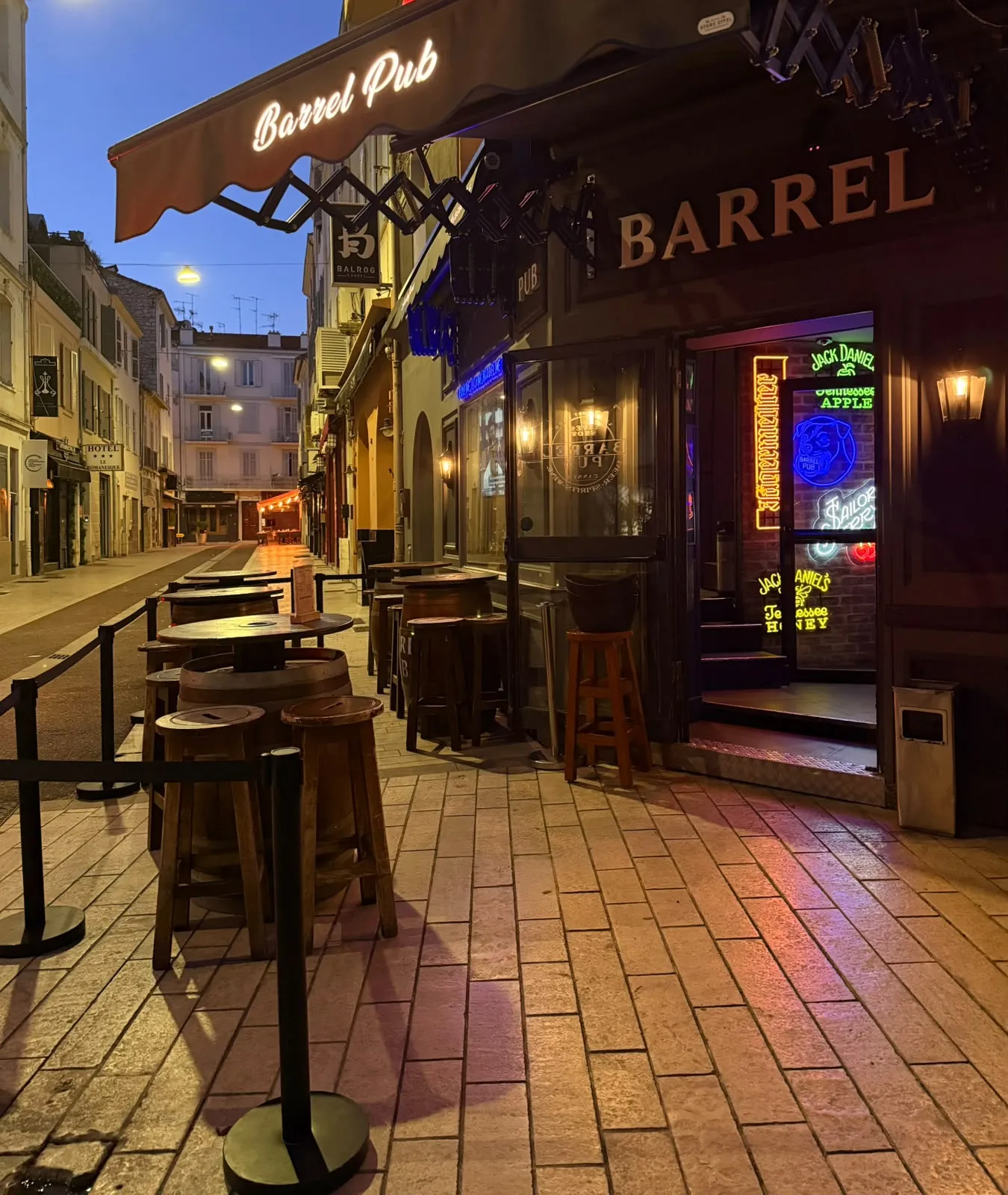 La façade verte du Barrel Pub, la nuit, rue du Docteur Gérard Monod
