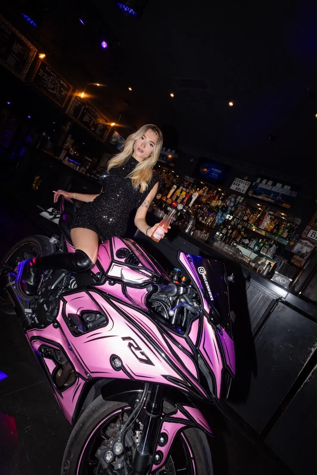 La moto rose, décor permanent du bar