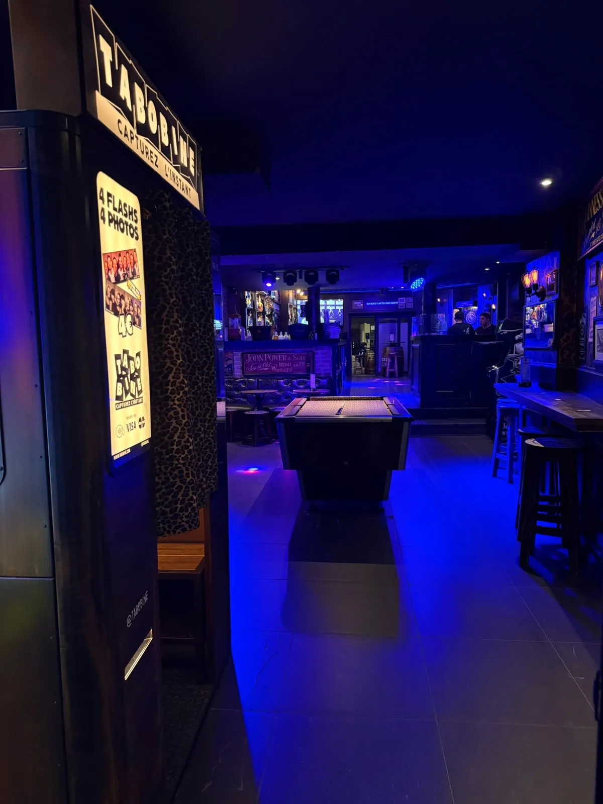 La salle de billard du fond, baignée de bleu néon