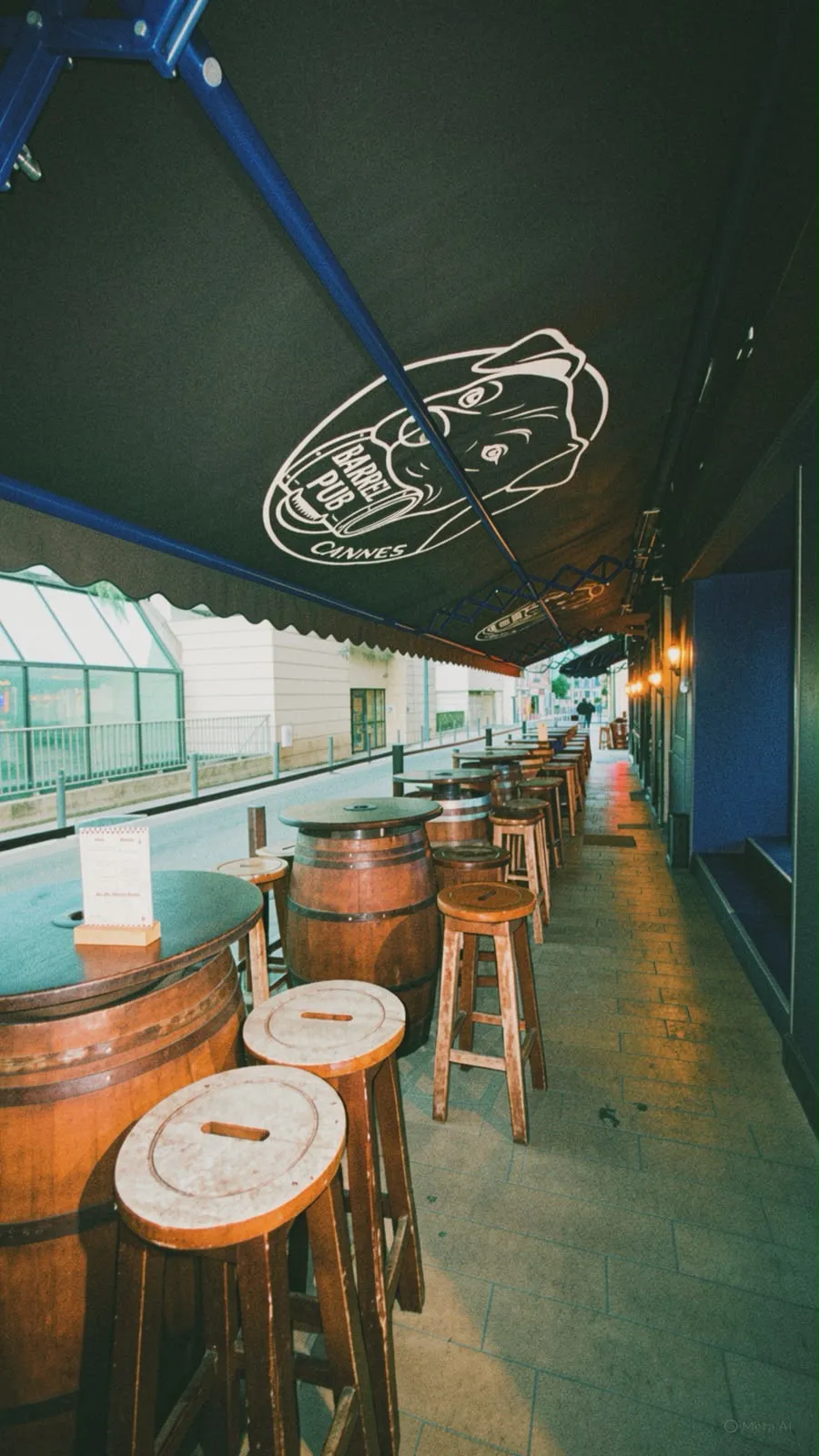Le couloir de la terrasse entre les tables