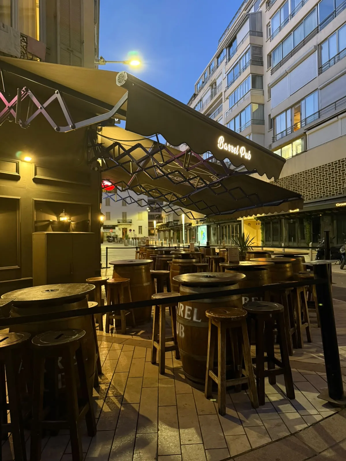 La terrasse du Barrel Pub la nuit
